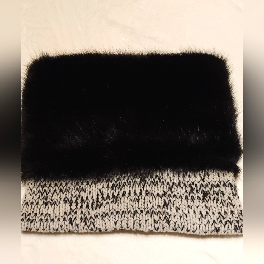 Banana Republic Black and Gray Faux Fur Italian Knit Neck Warmer. OS Preloved.